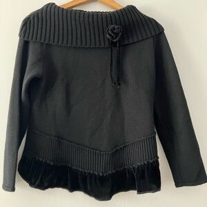 Stylish Black Women's Sweater with Velvet details